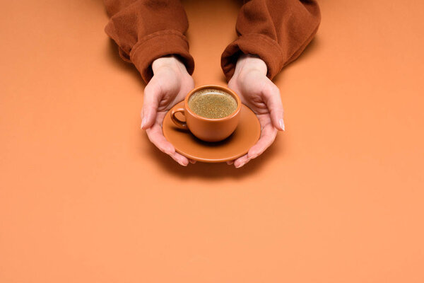 Beskuren Bild Kvinna Som Håller Kopp Kaffe Tefat Händer Isolerad — Stockfoto