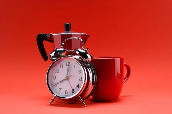 Nahaufnahme Von Kaffeemaschine Wecker Und Tasse Kaffee Isoliert Auf Rot — Stockfoto