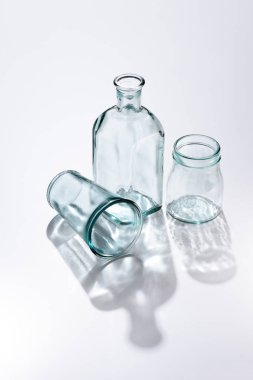 boş cam ve gölgeler bakış beyaz yüzey üzerinde kapatın