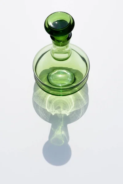 白い背景の空のガラス瓶とコルクの表示を閉じる  — 無料ストックフォト