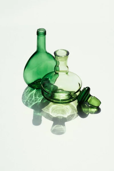 Nahaufnahme Leerer Glasflaschen Und Korken Auf Weißem Hintergrund — kostenloses Stockfoto