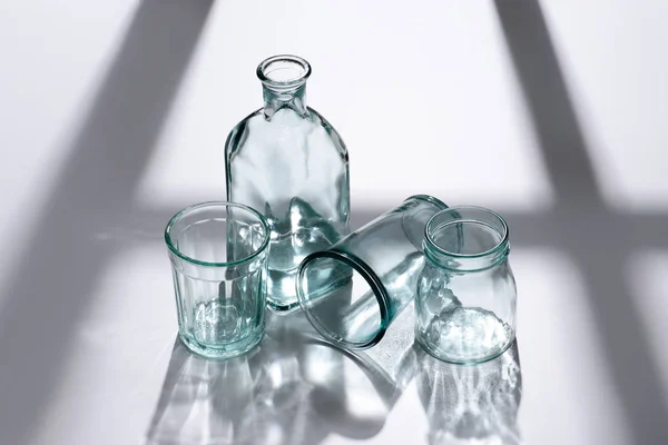Κοντινό Πλάνο Προβολής Μπουκάλι Νερό Και Άδειο Γυαλιά Λευκά Επιτραπέζια — Φωτογραφία Αρχείου