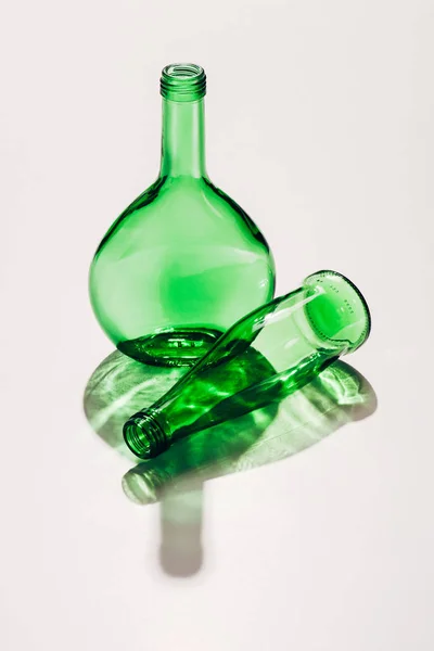 Nahaufnahme Leerer Grüner Gläser Auf Weißem Grund — kostenloses Stockfoto
