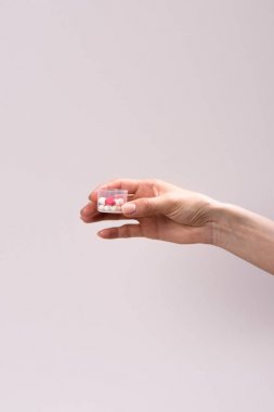 kırpılan atış gri izole hap plastik konteyner tutan kadın