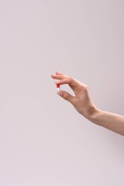 kırpılan doz ilaç kapsül gri izole tutan kadın