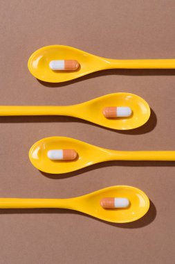 kahverengi sarı plastik kaşık hap Üstten Görünüm