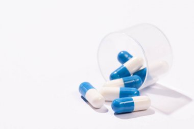 yakın çekim plastikten dökülen hap doz beyaz olabilir