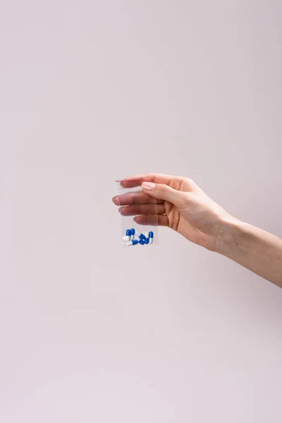 Schnappschuss Von Frau Mit Reißverschlusstasche Mit Tabletten Isoliert Auf Grau — Stockfoto
