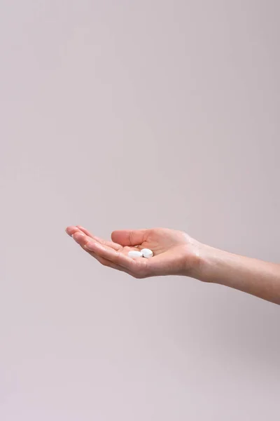Обрізаний Знімок Жінки Тримає Купу Наркотиків Руці Ізольовано Сірому — стокове фото