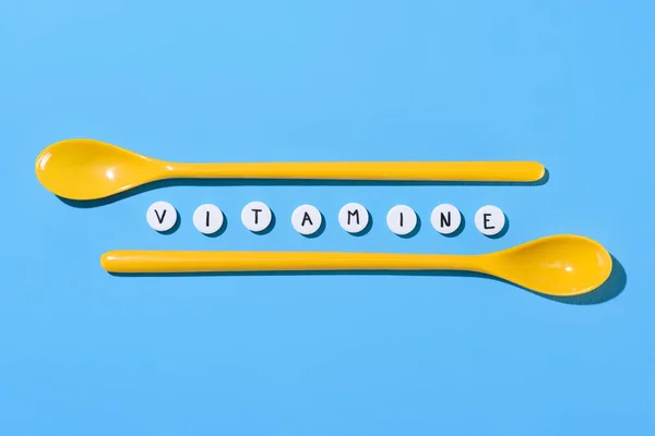 Top View Yellow Plastic Spoons Pills Vitamine Lettering Blue — Stock Photo, Image