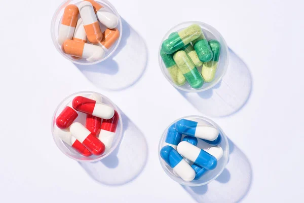 Felülnézet Különböző Színes Tabletták Műanyag Kanna Fehér — Stock Fotó