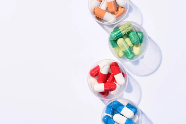 Vista Superior Várias Pílulas Coloridas Tigelas Plástico Branco — Fotografia de Stock
