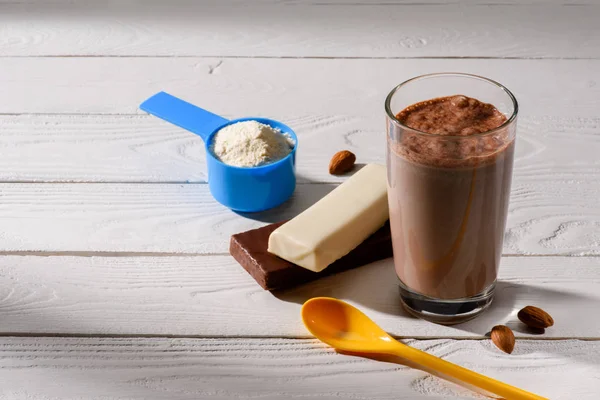 Bicchiere Frullato Proteico Con Barrette Energetiche Tavolo Legno Bianco — Foto Stock