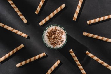 Cam masaya tatlı çörek çevrili milkshake ile Üstten Görünüm 