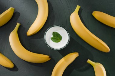 tablo üzerinde muz ve nane ile milkshake cam Üstten Görünüm