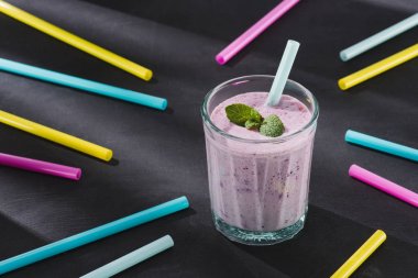 payet ve nane ile berry güler yüzlü bardak içme portre resim 