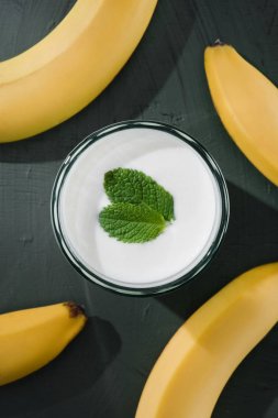 tablo üzerinde muz ve nane ile milkshake Üstten Görünüm