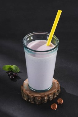 berry güler yüzlü saman ahşap slice, kuş üzümü, nane ve ceviz içme ile cam görünümünü portre 
