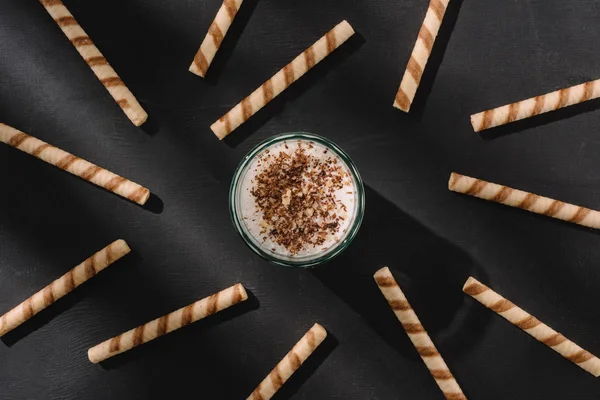 Draufsicht Auf Glas Mit Milchshake Umgeben Von Süßen Strohhalmen Auf — Stockfoto