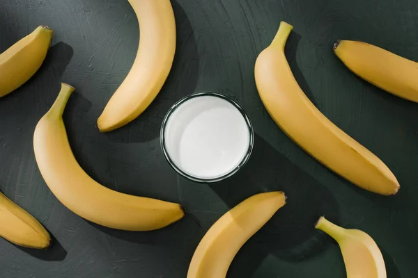 Top View Glass Milkshake Surrounded Bananas Table — Stock Photo, Image