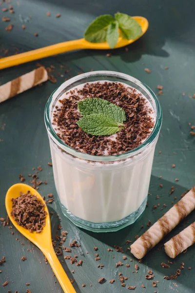 Milkshake Çikolata Tıraş Nane Kaşık Tatlı Çörek Masada Closeup Çekim — Stok fotoğraf