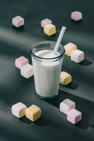 Nahaufnahme Von Milchshake Mit Trinkhalm Und Marshmallows Auf Dem Tisch — kostenloses Stockfoto