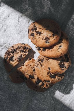 gri kumaş üzerine lezzetli çikolatalı kurabiye Üstten Görünüm
