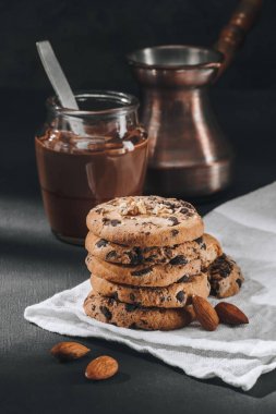 kavanoz çikolata mousse ve jezve ile lezzetli çikolatalı kurabiyeler