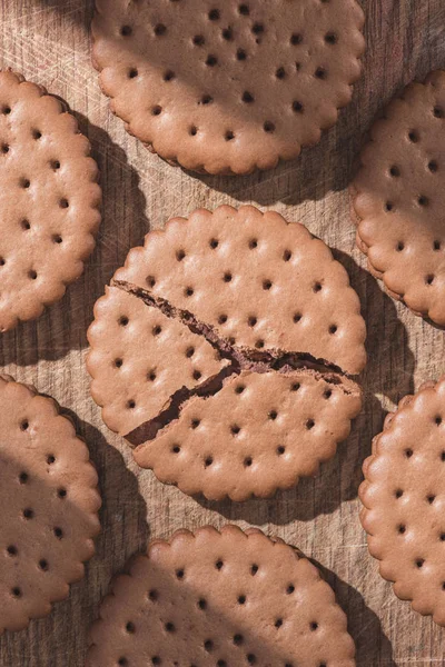 Vista Dall Alto Deliziosi Biscotti Con Incrinato Mezzo — Foto Stock