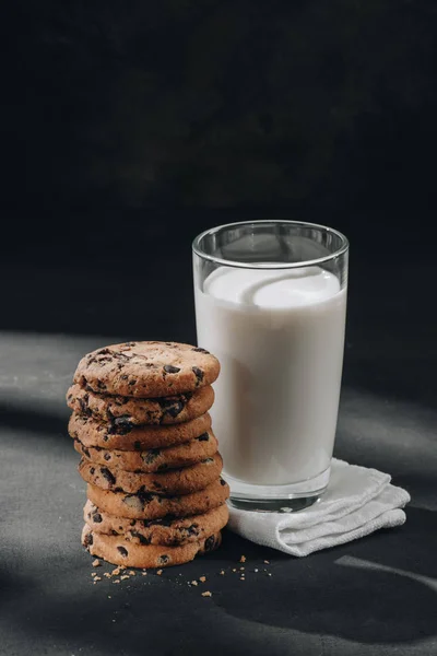 Stapel Schokoladenkekse Mit Einem Glas Milch Auf Schwarzer Oberfläche — Stockfoto