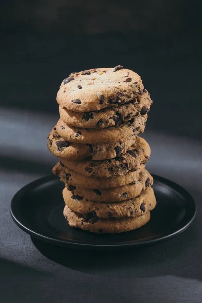 Stack Delicious Chocolate Chip Cookies Black Plate — Stock Photo, Image