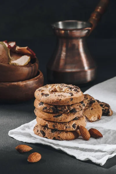 Gros Plan Délicieux Biscuits Aux Pépites Chocolat Avec Jezve — Photo