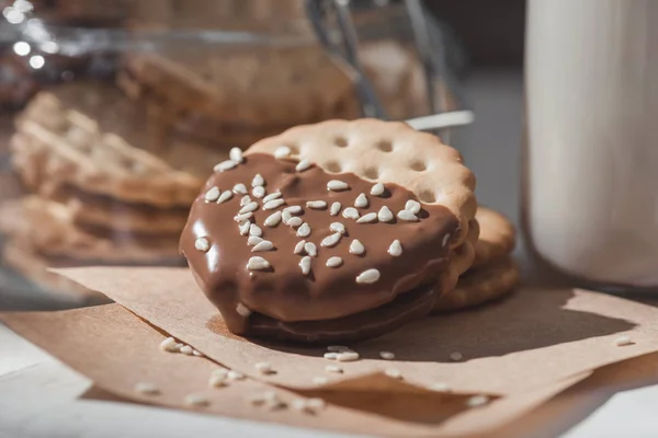 Plan Rapproché Délicieux Biscuits Trempés Dans Chocolat Chaud Sésame — Photo