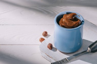 ahşap masa üzerinde çikolatalı puding ile mavi Kupası