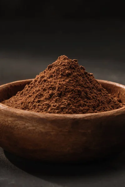 Gros Plan Cacao Poudre Dans Bol Bois Sur Table — Photo