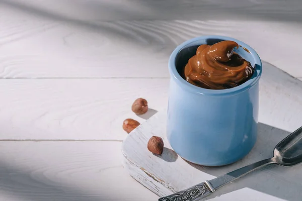 Blaue Tasse Mit Schokopudding Auf Holztisch — Stockfoto