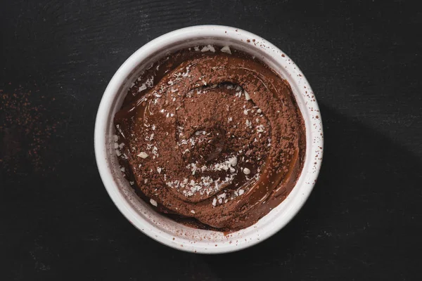 黒いテーブルの上のチョコレート デザート ボウルのトップ ビュー — ストック写真