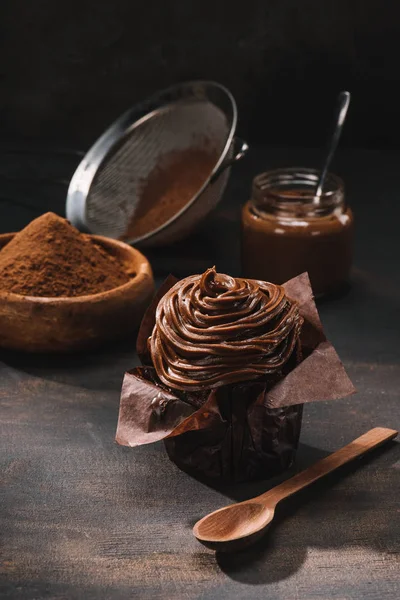 Смачний Шоколадний Кекс Глазур Какао Порошком Ситом Столі — Безкоштовне стокове фото
