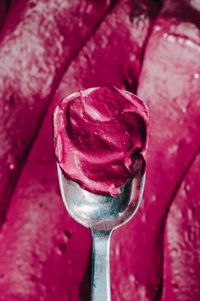 Blick Von Oben Auf Löffel Mit Leckerem Appetitanregendem Rosa Dessert — Stockfoto