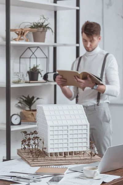Selektiver Fokus Von Architektenzeitschriften Und Baumodellen Arbeitsplatz Büro — Stockfoto
