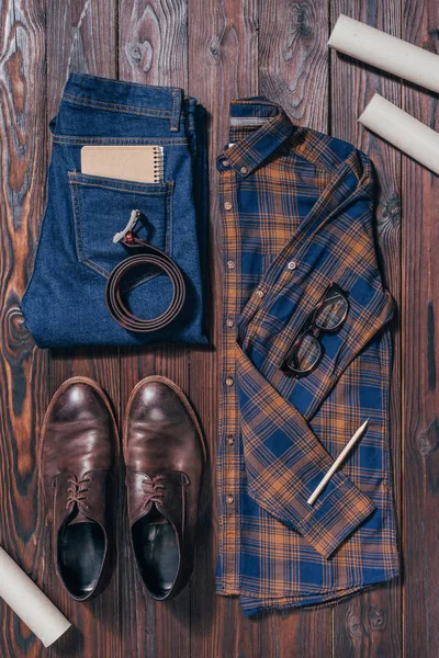 男性のシャツ ジーンズ 木製の表面上に配置設計図とフラット レイアウト — ストック写真