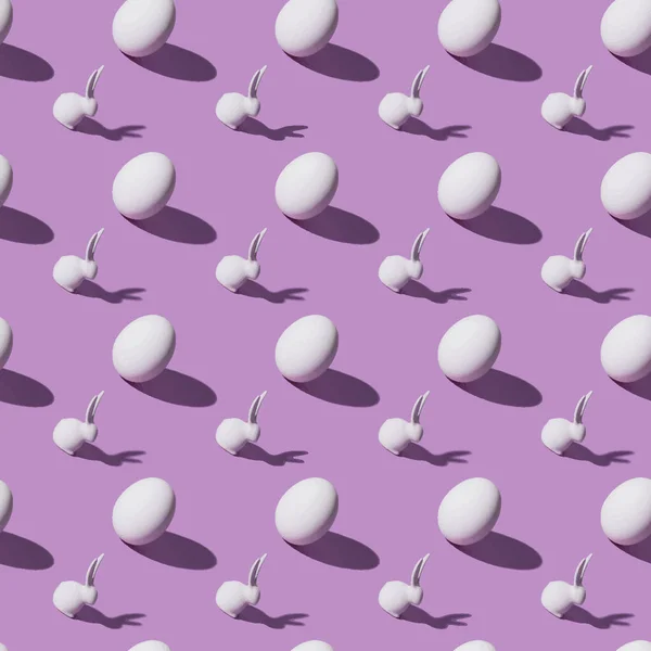 Бесшовный Узор Пасхальными Кроликами Куриными Яйцами Фиолетовом Фоне — стоковый вектор
