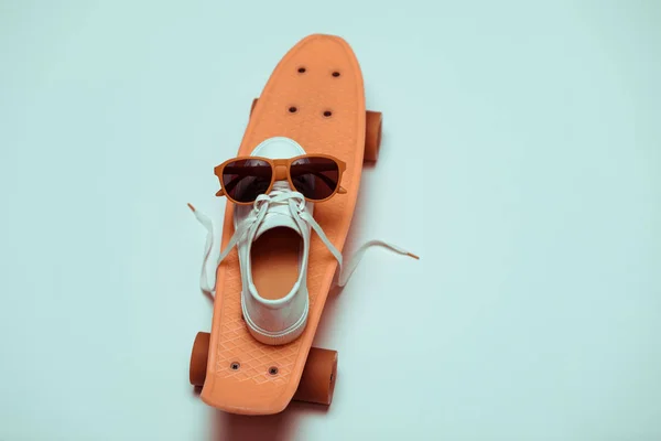 Hipster monopatín, zapatillas y gafas de sol - foto de stock