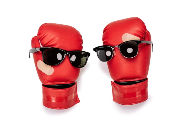 Guantes de boxeo con gafas de sol - foto de stock