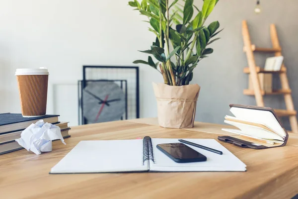 Conception du lieu de travail dans le bureau à domicile avec des équipements et des objets modernes — Photo de stock