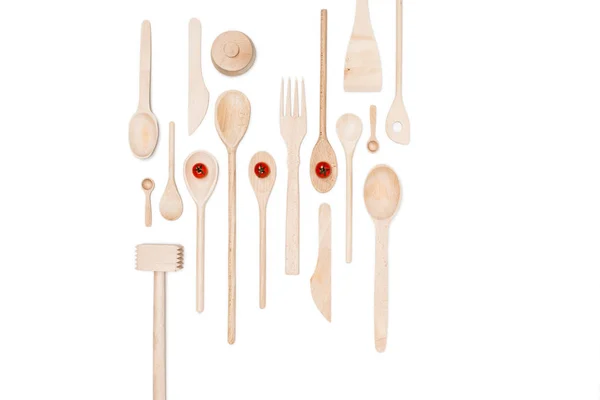 Vista dall'alto di vari utensili da cucina in legno con pomodorini isolati su bianco — Foto stock
