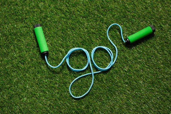 Top view of skipping rope on the grass in form of word go — Stock Photo