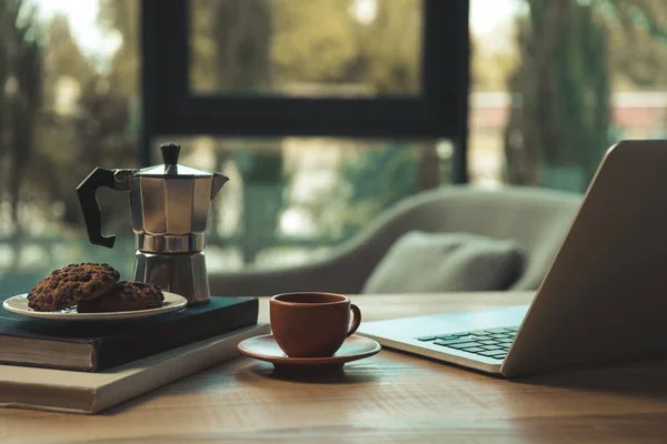 Tasse de café et ordinateur portable — Photo de stock