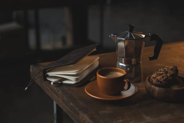 Tazza di caffè e taccuino — Foto stock