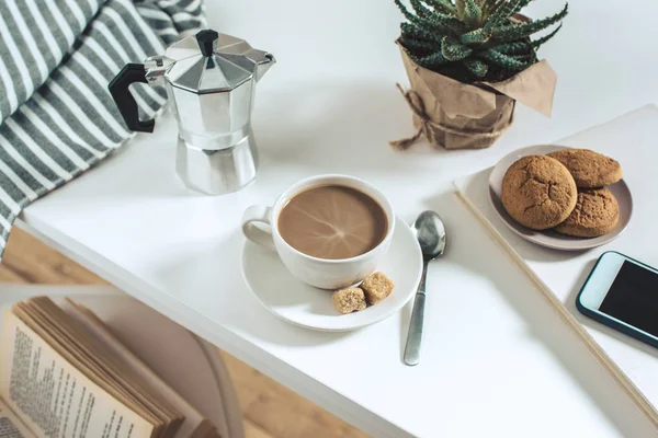 Coffee with cookies and potted plant on tabletop — Stock Photo